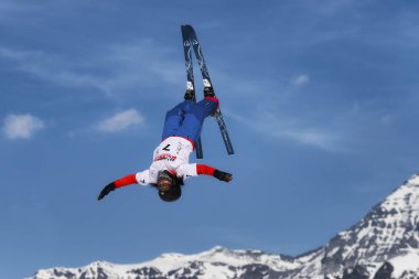 Chiesa Valmalenco, İtalya - 31 Mart 2017: Serbest stil Kayak FIS Avrupa Kupası, atlet atlama