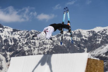 Chiesa Valmalenco, İtalya - 31 Mart 2017: Serbest stil Kayak FIS Avrupa Kupası, atlet atlama