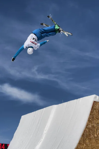 Chiesa valmalenco, italien - 31. märz 2017: freistil ski fis europacup, athletensprung — Stockfoto