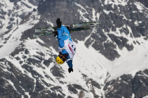 CHIESA VALMALENCO, ITALIE - 31 MARS 2017 : Coupe d'Europe FIS de ski acrobatique, saut d'athlète — Photo