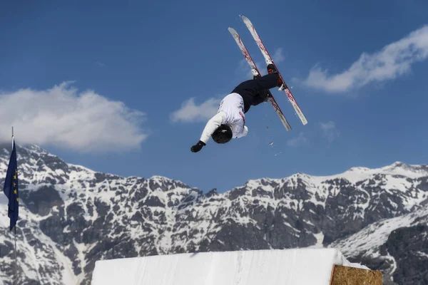 CHIESA VALMALENCO, ITALIA - 31 MARZO 2017: Coppa Europa Freestyle Ski FIS, salto atletico — Foto Stock