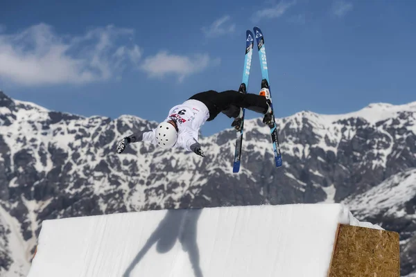 Chiesa Valmalenco, Olaszország - 2017. március 31.: Freestyle sí Fis-Európa Kupa, sportoló ugrás — Stock Fotó