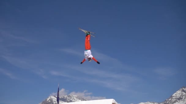 Chiesa Valmalenco, Italien - 31 mars 2017: Freestyle Ski Fis Europacupen, idrottsman nen hoppa slowmotion Videoklipp