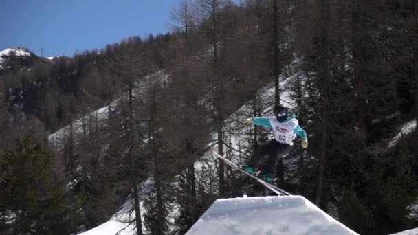 Slopestyle 慢动作的运动员基耶萨 Valmalenco，意大利-2017 年 4 月 6 日︰ 自由式滑雪 Fis 初中世界大赛 — 图库视频影像