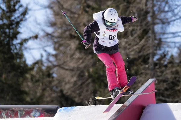 CHIESA VALMALENCO, ITALIE - 6 AVRIL 2017 : Chanpionnière du monde junior FIS Ski acrobatique, athlète en slopestyle — Photo