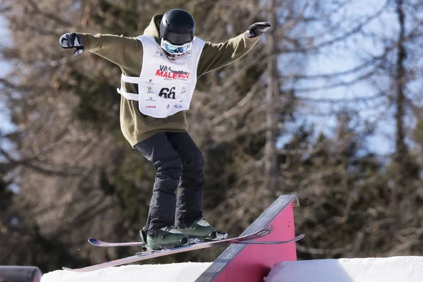 Chiesa Valmalenco, Włochy - 6 kwietnia 2017 r.: Freestyle narciarski Fis Junior World Chanpionship, sportowiec w slopestyle — Zdjęcie stockowe