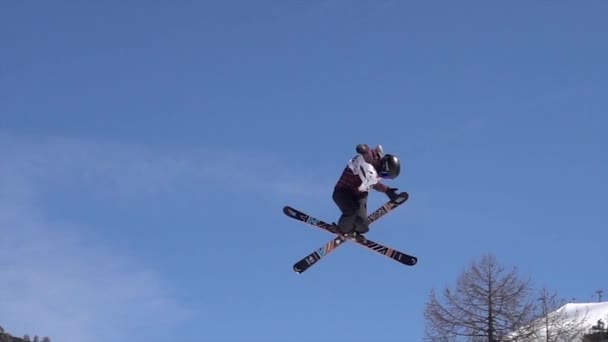 CHIESA VALMALENCO, ITALIA - 6 DE ABRIL DE 2017: Freestyle Ski FIS Junior World Chanpionship, atleta salto en slopestyle, cámara lenta Fotografías de stock