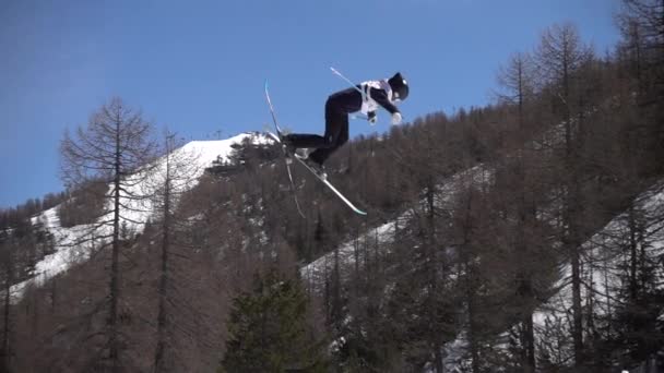 基耶萨 Valmalenco，意大利-2017 年 4 月 6 日︰ 自由式滑雪 Fis 初中世界大赛，运动员跳在 slopestyle，慢动作 — 图库视频影像