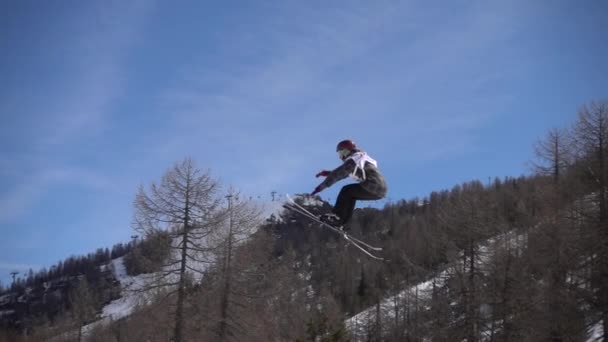 К'єза Valmalenco, Італія - 6 квітня 2017: Фрістайл Лижний чемпіонат Junior світ Chanpionship, спортсмен стрибати в слоупстайл, повільний рух — стокове відео