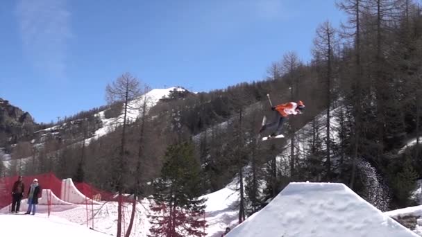 Chiesa Valmalenco, Italien - 6 April 2017: Freestyle Ski Fis Junior World Chanpionship, idrottsman nen hoppa i slopestyle, Slowmotion Stockvideo