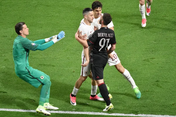 Milán, Itálie-Květen 7, 2017: Italská serie fotbalový zápas Ac Milán vs jako Roma, na stadionu san siro v Miláně. Konečný výsledek 1-4. — Stock fotografie