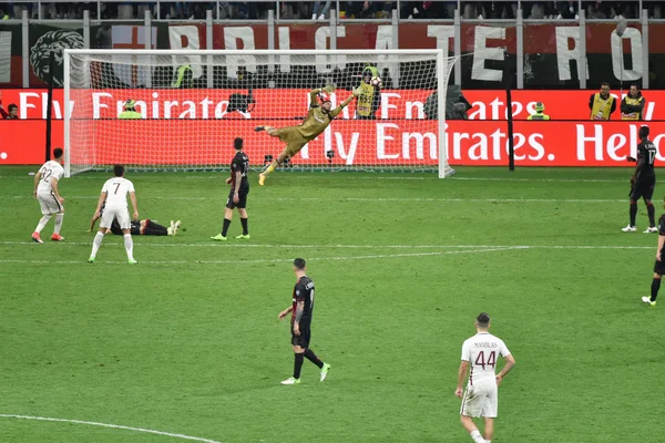 มิลาน, อิตาลี-เมย์ 7, ค.ศ. 2017: อิตาลี ซีเรีย A ฟุตบอลแข่ง AC Milan กับ AS Roma, ที่สนามกีฬาซานซิโร, ในมิลาน เอล Shaarawy เป้าหมาย ผลสุดท้าย 1 - 4 . — ภาพถ่ายสต็อก