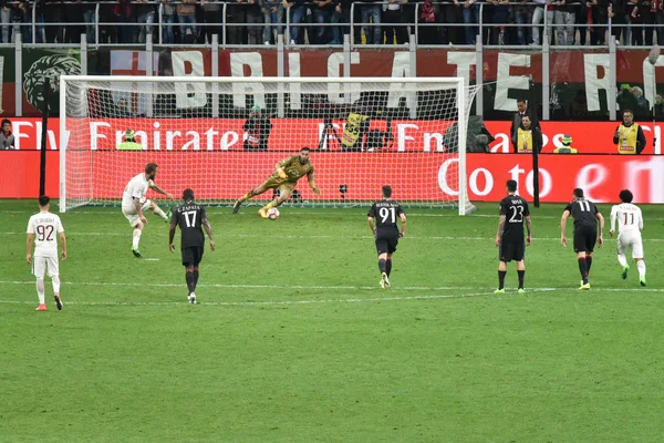 Milán, Itálie-Květen 7, 2017: Italská serie fotbalový zápas Ac Milán vs jako Roma, na stadionu san siro v Miláně. De Rossi trest a cíl. Konečný výsledek 1-4. — Stock fotografie