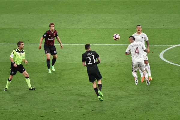 มิลาน, อิตาลี-เมย์ 7, ค.ศ. 2017: อิตาลี ซีเรีย A ฟุตบอลแข่ง AC Milan กับ AS Roma, ที่สนามกีฬาซานซิโร, ในมิลาน ผลสุดท้าย 1 - 4 . — ภาพถ่ายสต็อก