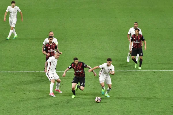 Milán, Itálie-Květen 7, 2017: Italská serie fotbalový zápas Ac Milán vs jako Roma, na stadionu san siro v Miláně. Konečný výsledek 1-4. — Stock fotografie