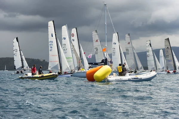 PUNTA ALA - 3 JUNIO: velero navegando en la regata nacional de catamarán de Fórmula 18, el 3 de junio de 2016 en Punta Ala, Italia — Foto de Stock