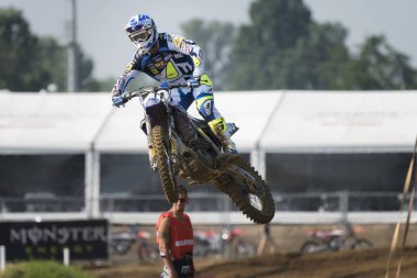 Lund, İtalya - 24 Haziran 2017: Mxgp, örtüsünü ve Mx2 bisikletçi yarış sırasında İtalyan Mxgp Dünya Şampiyonası 2017 Lund pistinde