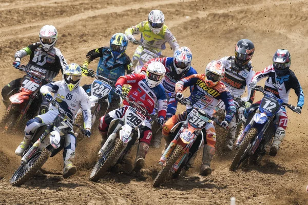 Lund, İtalya - 24 Haziran 2017: Mxgp, örtüsünü ve Mx2 bisikletçi yarış sırasında İtalyan Mxgp Dünya Şampiyonası 2017 Lund pistinde — Stok fotoğraf