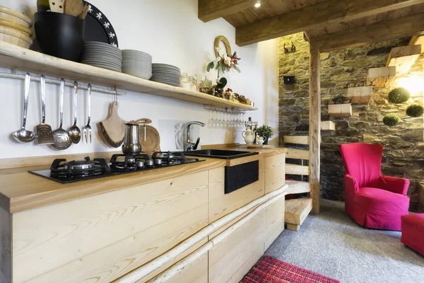Cozinha de madeira em uma casa de campo de estilo rural — Fotografia de Stock