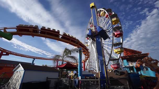 SANTA MONICA, EE.UU. - 19 de junio de 2016: Gente en los paseos en Pacific Amusement Park en Santa Monica, California. El parque se encuentra en el muelle, un monumento histórico de más de cien años de antigüedad . Vídeo De Stock