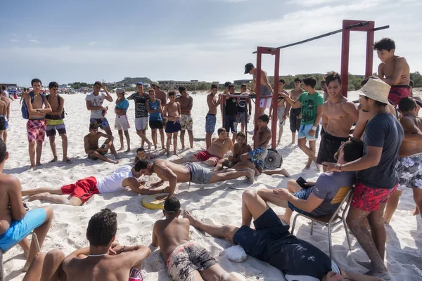 Kelibia, Tunisien - 13 augusti 2017: grupp av unga människor på stranden gör fitness och gym aktivitet — Stockfoto