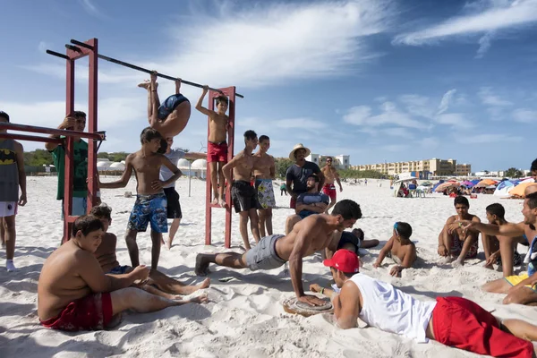 Kelibia, Tunezja - 13 sierpnia 2017: Grupa młodych ludzi na plaży robi aktywności fitness i siłownia — Zdjęcie stockowe