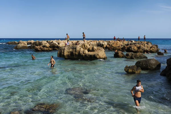 Kelibia, Tunisien - 13 augusti 2017: lokalbefolkningen njuter av strandlivet i sommar — Stockfoto