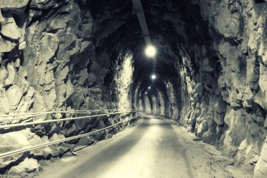 dramatik aydınlatma ile dağlarda karanlık tünel
