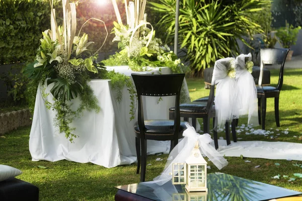 Bröllopsceremoni i trädgården — Stockfoto
