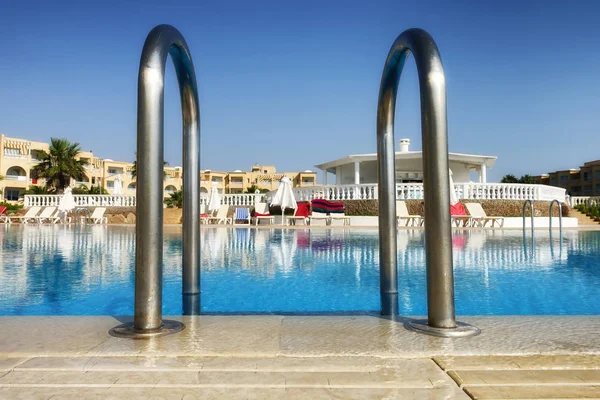 Piscina con escalera en el complejo — Foto de Stock