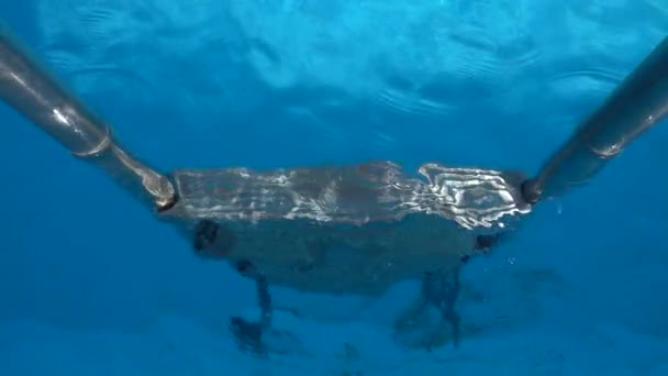 Água em câmera lenta nas escadas da piscina Filmagem De Stock