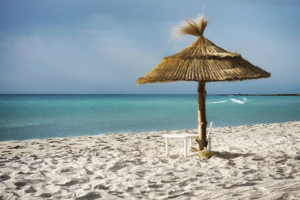 Playa tropical y mar turquesa — Foto de Stock