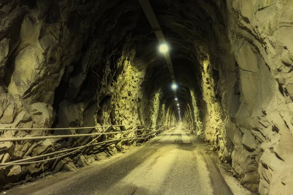 dramatik aydınlatma ile dağlarda karanlık tünel