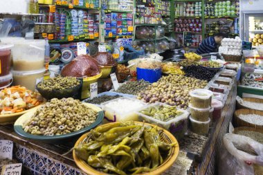 KELIBIA, TUNISIA - 10 AĞUSTOS 2017: Kelibia Merkezi 'nde yerel pazar