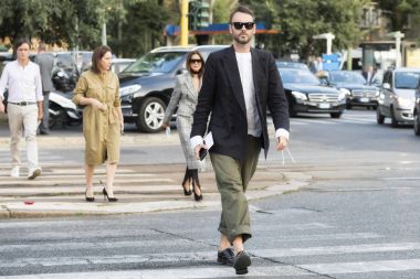 Milan, İtalya - 23 Eylül 2017: Jil Sander moda gösterisi sırasında Milan Fashion Week katılıyor şık adam