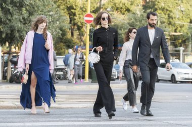 Milan, İtalya - 23 Eylül 2017: Jil Sander defile Milano Moda Haftası sırasında katılan moda kişi
