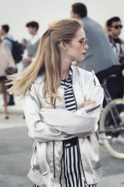 Milan, İtalya - 23 Eylül 2017: Jil Sander moda gösterisi sırasında Milan Fashion Week katılıyor moda kız