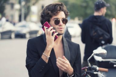 Milan, İtalya - 23 Eylül 2017: Jil Sander moda gösterisi sırasında Milan Fashion Week katılıyor şık adam