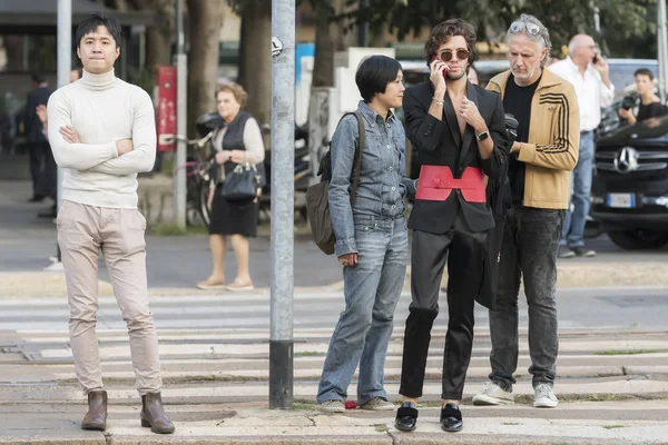 Milán, Itálie – 23. září 2017: Módní lidí navštěvujících Jil Sander módní přehlídce během Milan Fashion Week — Stock fotografie