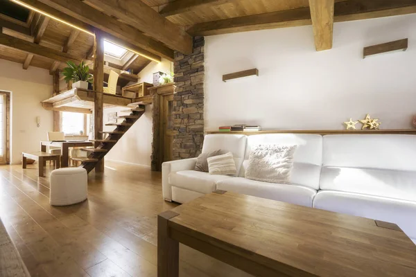 Chalet estilo moderno piso en madera —  Fotos de Stock