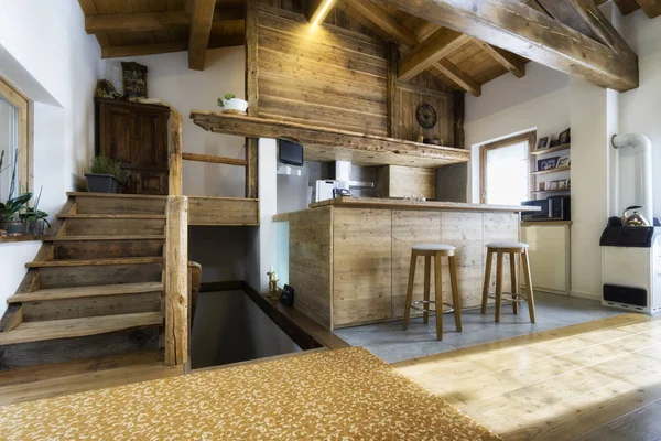 Cozinha de madeira em estilo moderno — Fotografia de Stock