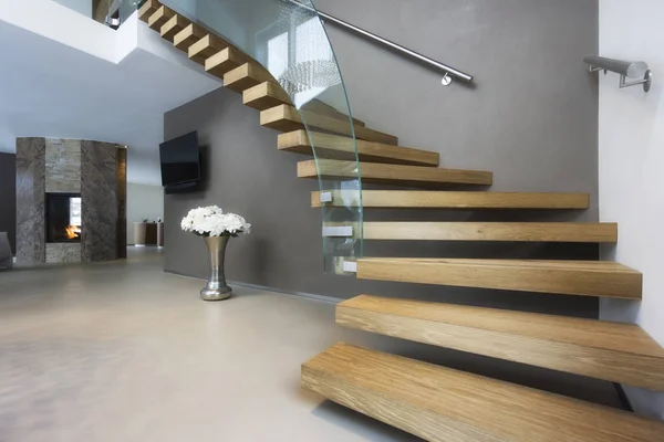 Élégant escalier en bois et en verre dans la maison de luxe — Photo