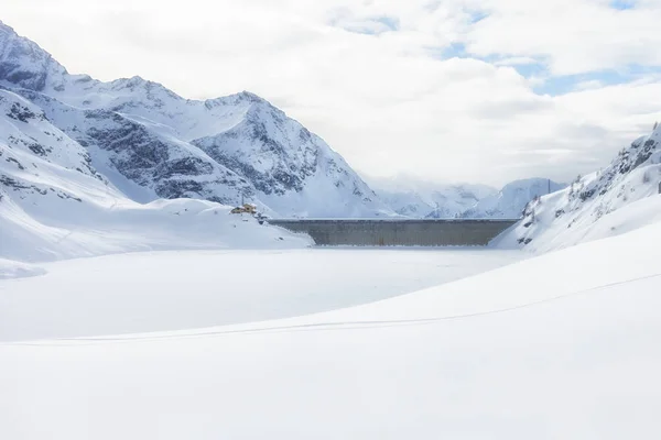 Gabiet sjön dam, vinterlandskap. Gressoney, Italien — Stockfoto