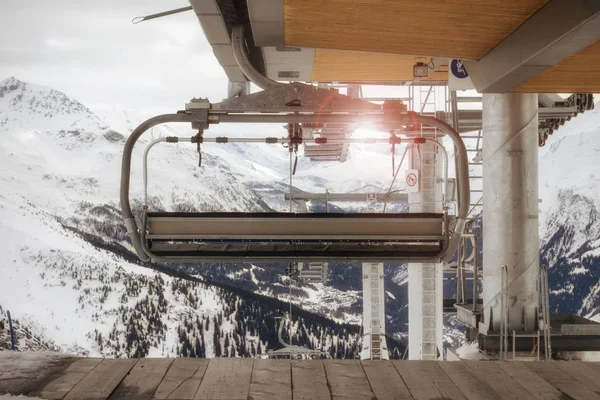 Ski lift och snö i solljus under vintersäsongen, på franska Alperna — Stockfoto