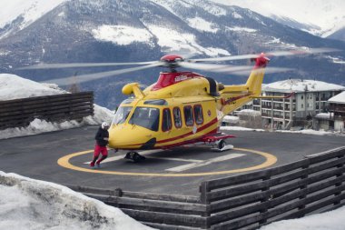 Pila, İtalya-Mart 29, 2018: kurtarma helikopteri bir emergenc yönetmek