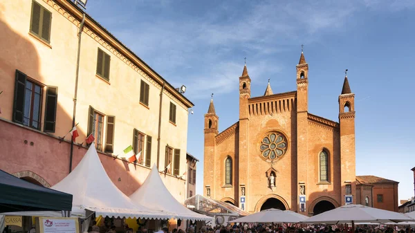 Mantar fuarı ve sokak pazarı Alba, Piedmont 'ta turistler. — Stok fotoğraf