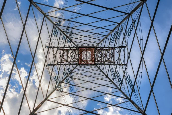 Oltre il traliccio elettrico contro il cielo blu — Foto Stock