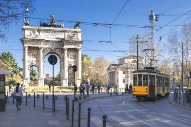 Milan, İtalya - 23 Mart 2019: Milano, İtalya 'da Barış Kemeri (Arco della Pace).