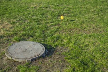 Kanalizasyon. Luke. Çim ve toprak.