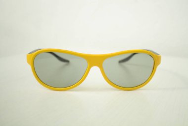 gözlük beyaz izole arka planda